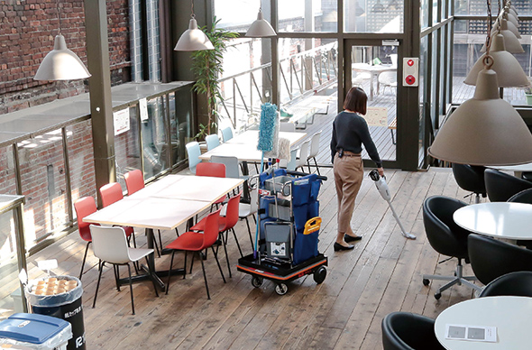 電動追従台車Forolley使用例10 カフェや飲食店の清掃