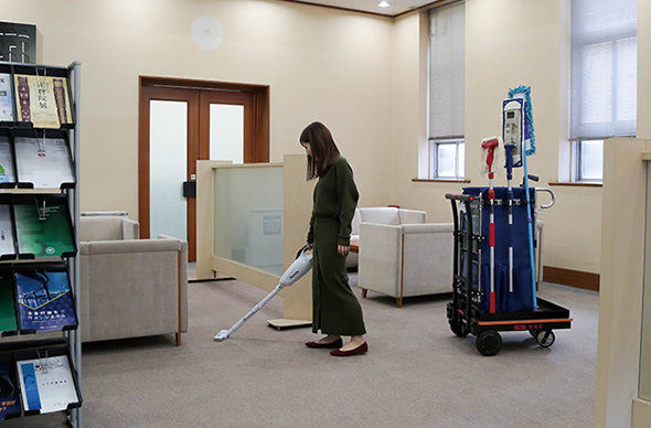 電動追従台車Forolley使用例12 オフィス内での清掃