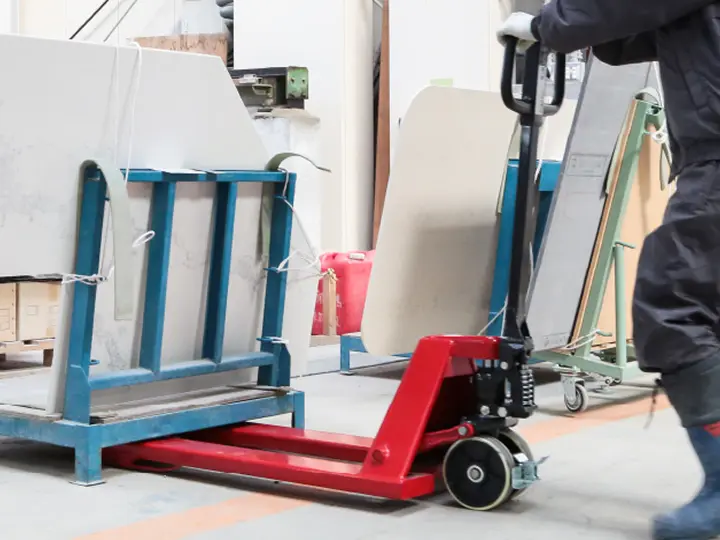 樹脂パレットにも対応した手動式ハンドリフト