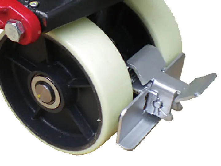 安全性を重視してパーキングブレーキを標準装備