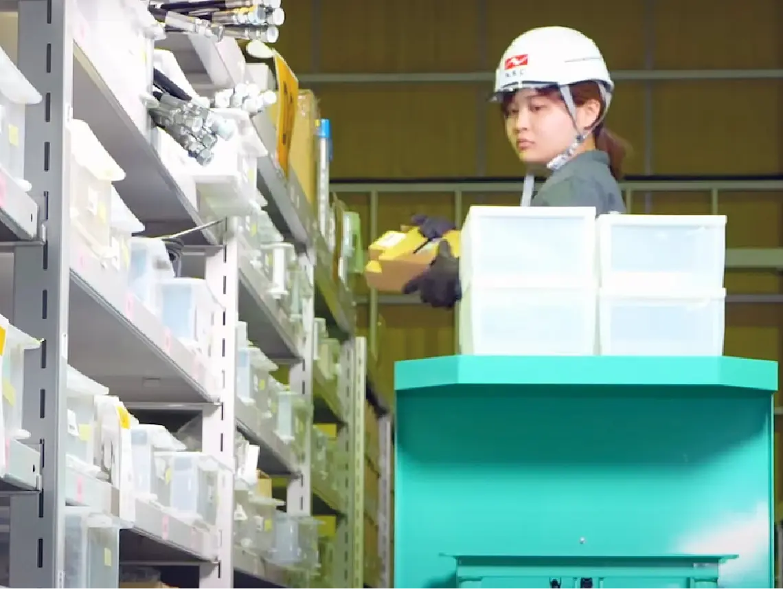 ピッキング作業者が乗車・上昇したままでも走行可能。