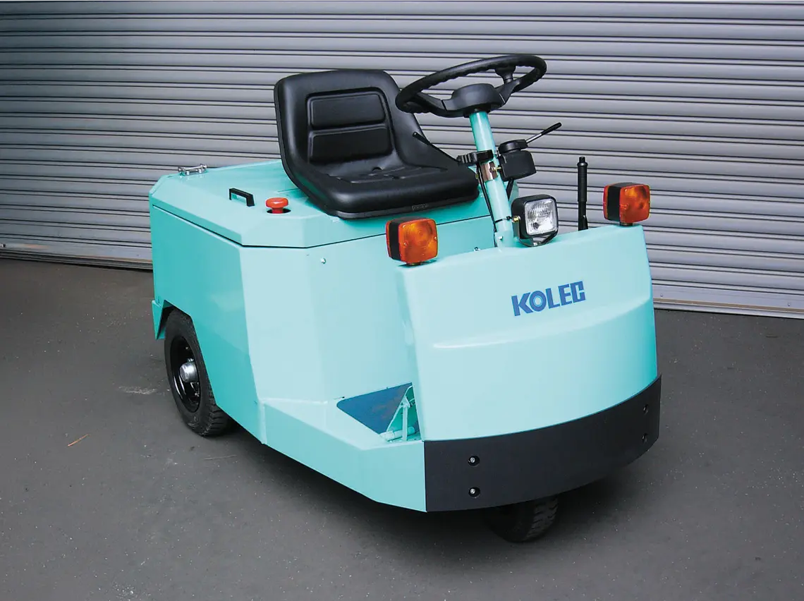 低床フロアで乗り降り簡単。座り乗りタイプの電動牽引車。