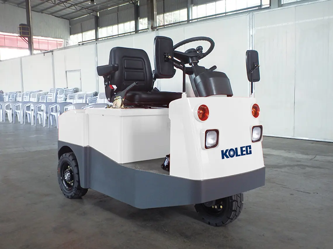 広く、低い開口部で乗り降り簡単。座り乗りタイプの電動牽引車。