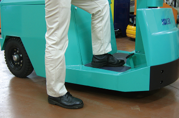 Step height: 305mm for 1t, 2t, 3t trucks.
Low-effort to step on and off even in frequent use.